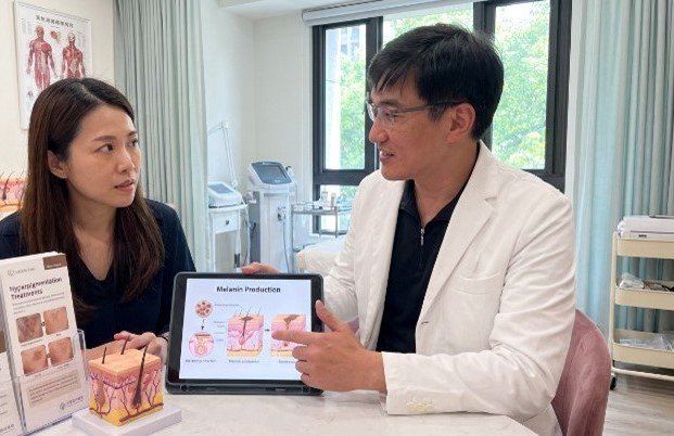 醫師於診間向患者說明黑色素生成原理 顯微鏡下觀察皮膚屏障與黑色素生成過程 醫美療程中如何利用雷射阻斷黑色素生成 使用專業保養品修復屏障減少黑色素生成