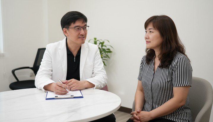 吳紹琥醫師進行消除眼袋手術療程諮詢 內開式消除眼袋手術之精準切口示意圖 患者接受消除眼袋手術前後的眼周變化 萊攸診所消除眼袋手術專用無菌手術室