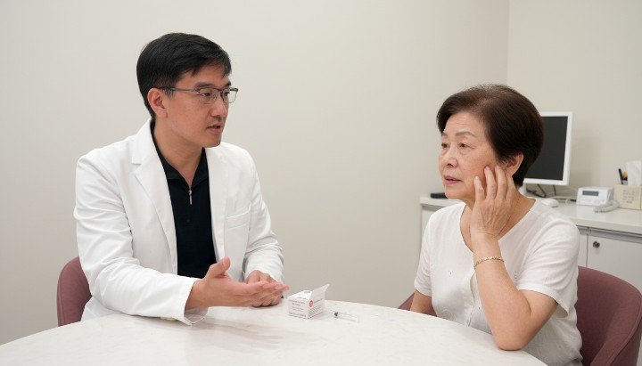 吳紹琥醫師解說醫學美容玻尿酸的吸收特性 患者接受醫學美容玻尿酸填補後的自然神情 萊攸診所使用高品質醫學美容玻尿酸原廠正貨